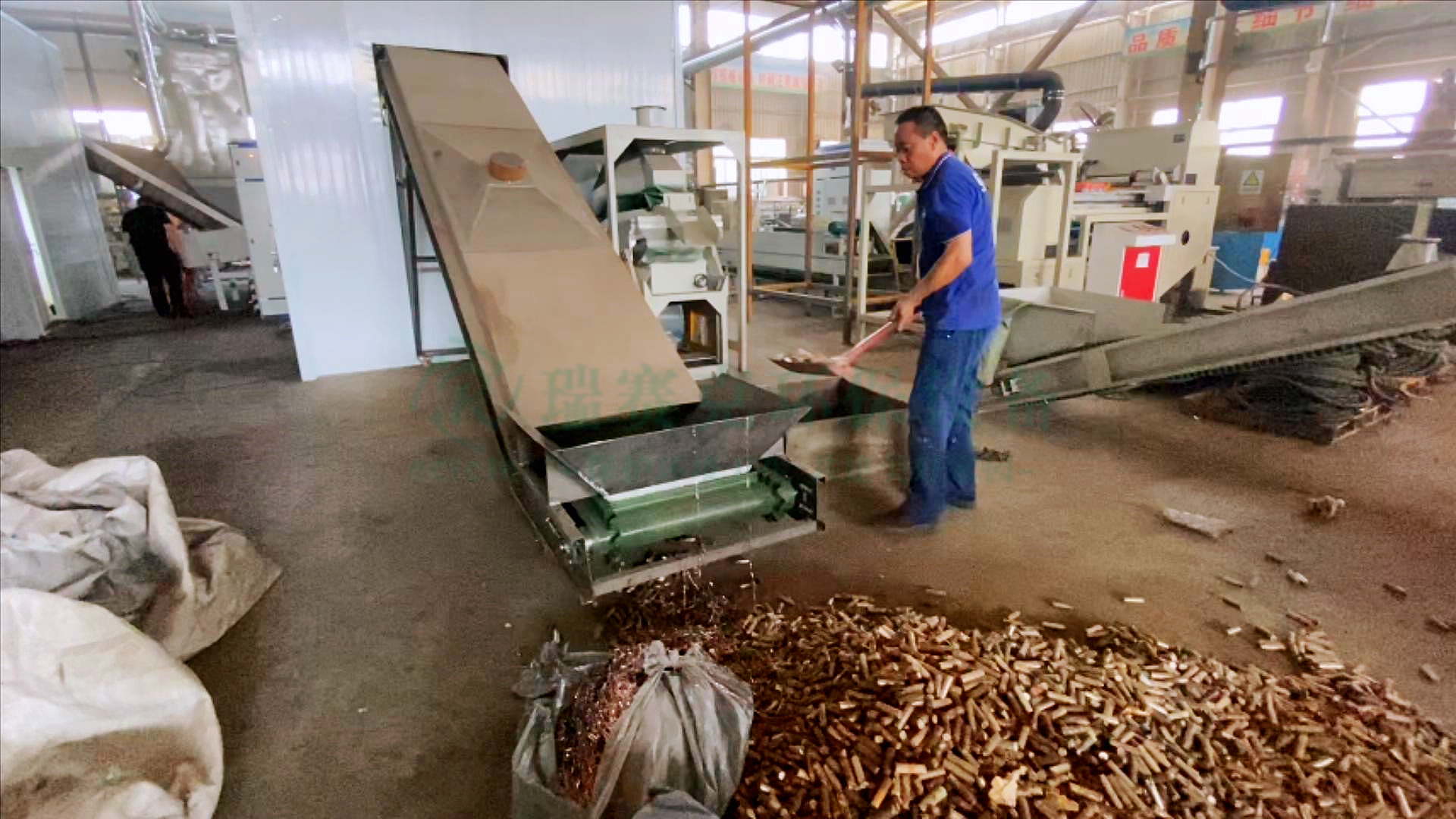 印度客户购买了我们大型锂电池回收处理设备现场验机