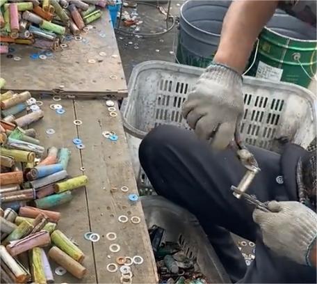 人工拆解锂电池